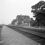 153116 Gezicht op de perronzijde van het N.S.-station Hemmen-Dodewaard te Hemmen.